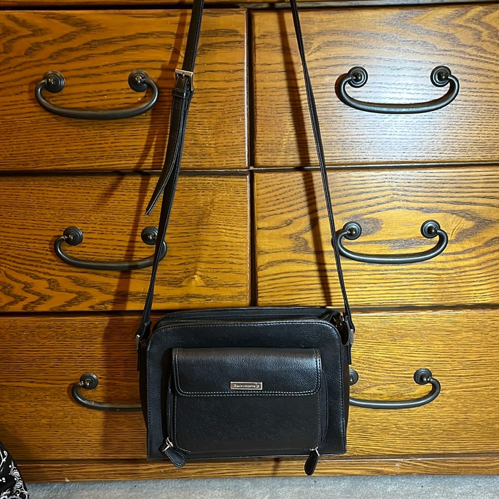 Liz Claiborne black shoulder bag. Lots of pockets.